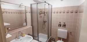 une salle de bain avec douche, lavabo et toilettes dans l'établissement App-Scholle-Haus-Ornum, à Westerland 9 autres photos