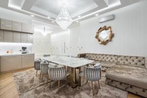 eine Küche und ein Wohnzimmer mit einem Tisch und Stühlen in der Unterkunft Heart of Budapest Luxury Apartment with Amazing View in Budapest
