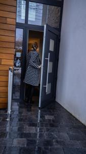 een vrouw die voor de deur van een gebouw staat bij Le 24 Hotel in Spa