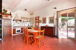 Η κουζίνα ή μικρή κουζίνα στο Holiday Home in Sicily near Fontane Bianche