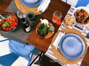 uma mesa coberta com pratos e tigelas de comida em Studi011 slow travel em Turim