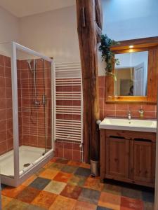 Un baño con ducha, lavabo y espejo. en Ferme d'Orsonville, en Villiers-en-Bière 37 fotos más