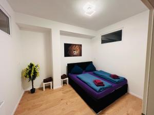 een slaapkamer met een bed in een witte kamer bij Big Apartment l 18 Beds l Free Parking l WiFi l in Erwitte