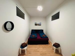 een slaapkamer met een bed in een kamer met een spiegel bij Big Apartment l 18 Beds l Free Parking l WiFi l in Erwitte