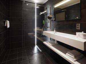 a bathroom with a sink and a mirror at Le 24 Hotel in Spa