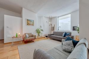 sala de estar con sofá y mesa en Luxus P4T Family 3 bedroom with SAUNA, en Brindisi