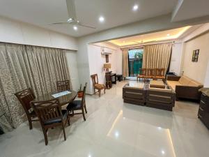 uma sala de estar com um sofá e uma mesa em SHARVARI BEACH HOME STAY at Mangalore by Vaishnavi Reveries em Mangalore