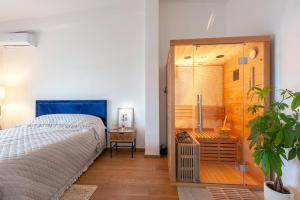 1 dormitorio con 1 cama y puerta corredera en Luxus P4T Family 3 bedroom with SAUNA, en Brindisi