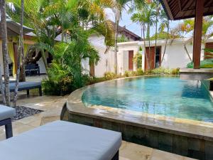 - une piscine dans l'arrière-cour d'une maison dans l'établissement Villa Tounga Sanur, à anur