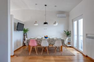 jadalnia ze stołem i 4 krzesłami w obiekcie Luxus P4T Family 3 bedroom with Pool, tennis court and sauna w mieście Brindisi