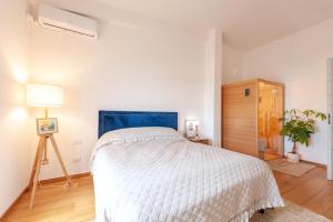 sypialnia z łóżkiem z niebieskim zagłówkiem w obiekcie Luxus P4T Family 3 bedroom with Pool, tennis court and sauna w mieście Brindisi