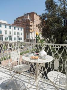 Biały stół i krzesła na balkonie w obiekcie Residenza Viani Guest House w mieście La Spezia