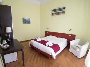 ラ・スペツィアにあるResidenza Viani Guest Houseのベッドルーム1室(ベッド1台、デスク、椅子付)