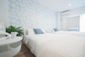 En eller flere senge i et værelse på Shinjuku Mermaid Apartment