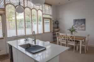 uma cozinha e sala de jantar com um lavatório e uma mesa em Toothbrush Apartments - Central Ipswich - Fonnereau Road em Ipswich