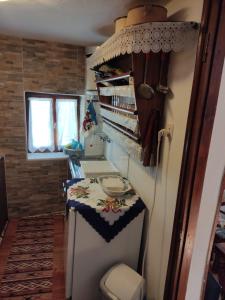 een kleine keuken met een wastafel en een toilet bij Athena's Guest House in Stagiates