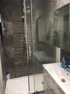 Bathroom sa Beautiful detached private annex in great location