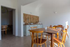 kuchnia i jadalnia z drewnianym stołem i krzesłami w obiekcie Quinta do Santo - Évora w mieście Évora