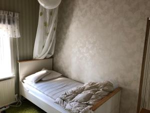 a small bed in a bedroom with a window at Stuga , Funäsdalen in Funäsdalen