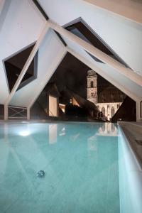 A piscina localizada em HOTEL & SPA Goldene Rose ou nos arredores