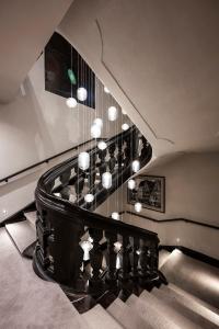 una escalera con un montón de lámparas de araña en HOTEL & SPA Goldene Rose, en Dinkelsbühl
