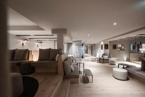 Uma área de estar em HOTEL & SPA Goldene Rose
