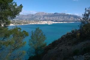 a view of a large body of water with mountains at Luminoso Estudio en la playa de el Campello in El Campello