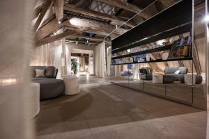 Uma área de estar em HOTEL & SPA Goldene Rose