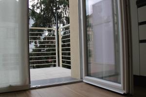 una puerta corredera de cristal con vistas a un balcón en The Blue Nest - Red Apartment near 5 Terre en La Spezia