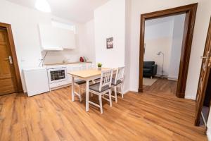 a kitchen and dining room with a table and chairs at FULL HOUSE 3 Bedroom Apartment Halle NH14 in Halle an der Saale