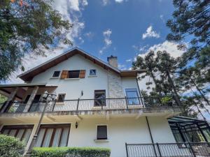 an image of a house with a balcony at Recanto do Pepê in Campos do Jordão