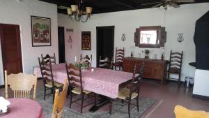uma sala de jantar com uma mesa rosa e cadeiras em Rancho Santa Cruz em Tubac