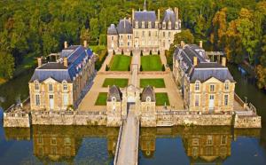 eine Luftansicht einer Burg im Wasser in der Unterkunft Gîtes Chambres d'hôtes Entre Terre & Mer in Souvigny-en-Sologne