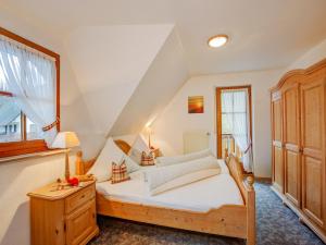 um quarto com uma cama e uma janela em Reeshof em Horben