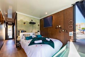 1 dormitorio con cama grande y ventana grande en Escale Royale Frejus en Fréjus