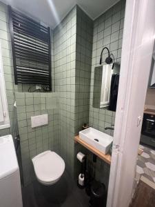 bagno con servizi igienici bianchi e lavandino di New Entiry apartment-Private rooms in Paris a Parigi