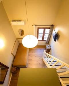 Habitación con escalera y lámpara de araña. en Domaine Gaogaia en Aix-en-Provence