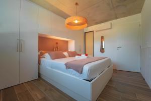 a bedroom with a large bed in a room at Villa Ananda - Chandra - Un havre de paix entre mer et étangs in Carnon-Plage