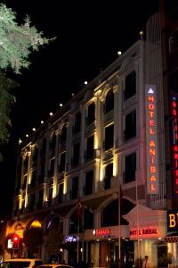 Un gran edificio con un cartel delante. en Hotel Anibal, en Gebze
