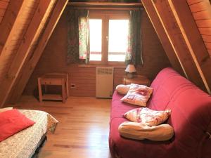 Ένα ή περισσότερα κρεβάτια σε δωμάτιο στο Chalet 3 pièces pour 6 personnes à La Joue du Loup, Proche Pistes et Commerces - FR-1-504-620