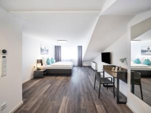 ein Hotelzimmer mit einem Bett und einem Schreibtisch in der Unterkunft Boarding World smart Hotel in Mannheim