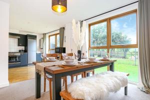 ミルトン・キーンズにあるBeautiful City Centre Apartment with Free Parking, Fast-Wifi, SmartTV with Netflix and Private Garden by Yoko Propertyのテーブルと椅子のあるキッチンとダイニングルーム
