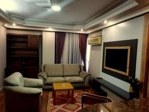 ein Wohnzimmer mit Sofa und Fernseher in der Unterkunft Hotel Anibal in Gebze