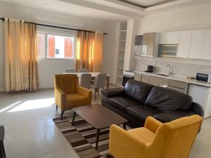 un soggiorno con un divano e un tavolo di Apt De Luxe Gallo 2 - Mamelles Dakar a Dakar