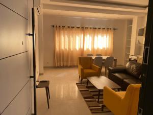 un soggiorno con tavolo e sedie di Apt De Luxe Gallo 2 - Mamelles Dakar a Dakar