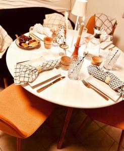 una mesa blanca con platos de comida. en Die Ibbenbürener Ferienstube, en Ibbenbüren