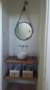 y baño con lavabo y espejo. en Los Duendes de Adriel en San José