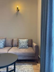 sala de estar con sofá y mesa en Cozy Urban Apartment, en Pristina