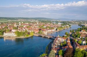 eine Luftansicht einer Stadt auf einem Fluss in der Unterkunft FeWo Michaela Köst in Konstanz