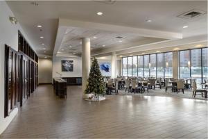 Hotel Tampa Riverwalk في تامبا: شجرة عيد الميلاد في غرفة بها طاولات وكراسي